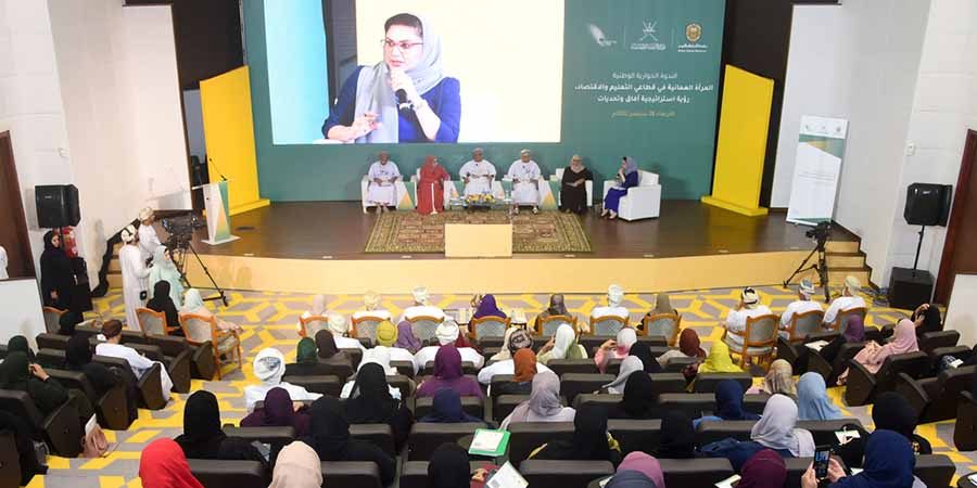 دور المرأة في قطاعي التعليم والاقتصاد جانب من الندوة الحوارية