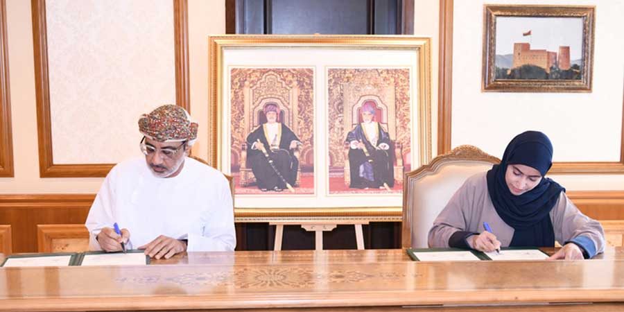 وقّع الاتفاقية من جانب الوزارة شمسة بنت أحمد الحوسنية، ومن جانب المركز السيد حامد بن سلطان البوسعيدي