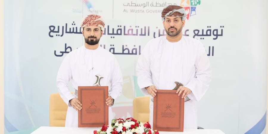 جانب من التوقيع