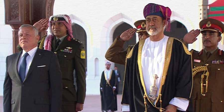 حضرةُ صاحبِ الجلالةِ السُّلطان هيثم بن طارق المعظّم - حفظه الله ورعاه - في مقدّمة المستقبلين والمرحّبين بأخيه جلالةِ ملكِ المملكة الأردنية الهاشمية عند سُلّم الطائرة لدى وصوله إلى المطار السُّلطاني الخاص