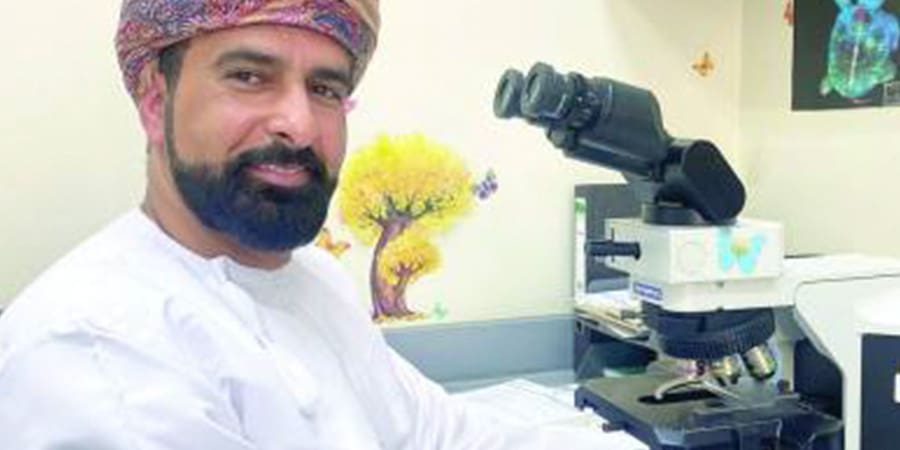 الدكتور أحمد بن حمد العامري استشاري مختبرات الجينات الجزئية، ونائب رئيس المختبرات بالمركز الوطني للصحة الوراثية بالمستشفى السلطاني ـ أرشيفية