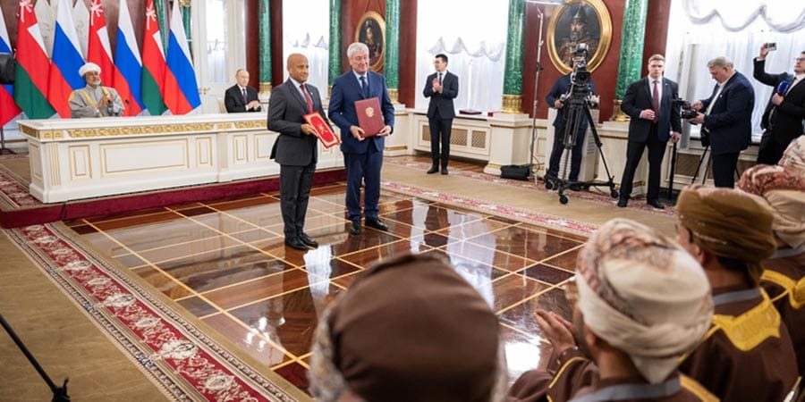 جانب من التوقيع