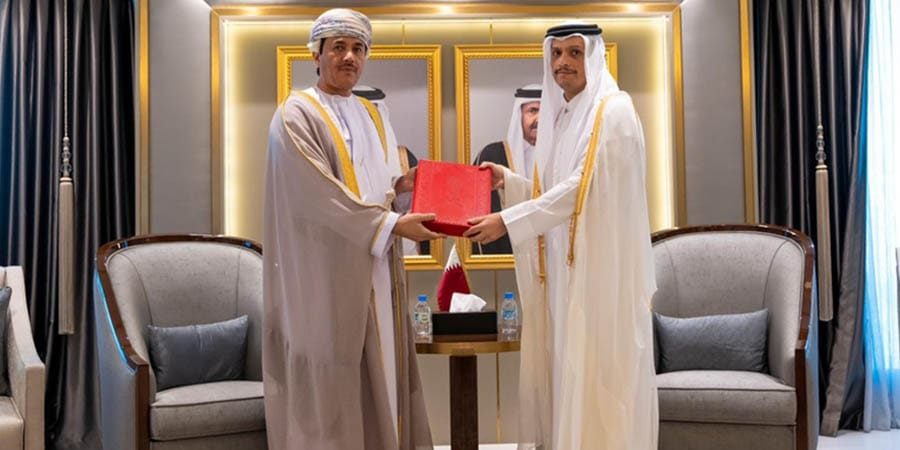 سلّم الرسالةَ سعادةُ السفير نجيب بن يحيى البلوشي سفير سلطنة عُمان لدى دولة قطر أثناء لقائه اليوم بسعادة الشيخ محمد بن عبد الرحمن آل ثاني نائب رئيس مجلس الوزراء وزير الخارجية.