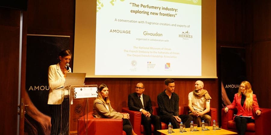 جلسةً حواريةً بعنوان "قطاع صناعة العطور: استكشاف آفاق جديدة".