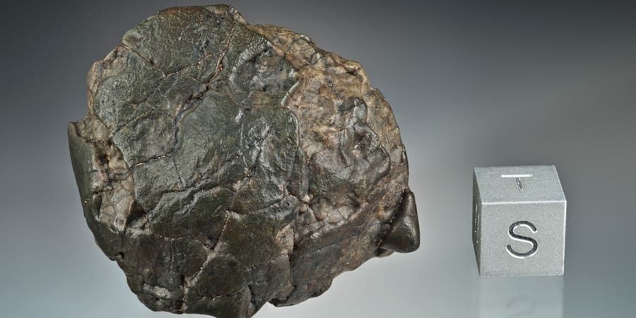 يزك قمري سلطنة عُمان تعثر على عينة لنيزك قمري نادر.