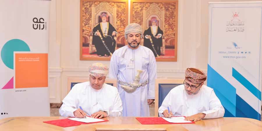 قد وقّع البرنامج عن وزارة العمل سعادة السيد سالم بن مسلم البوسعيدي، ومن جانب مجموعة عمران وقّعها هاشل بن عبيد المحروقي