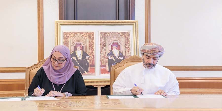 جانب من التوقيع