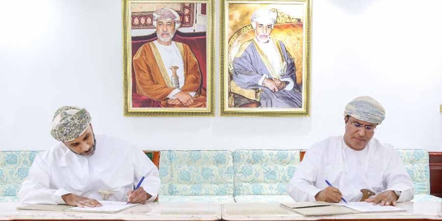 وزارة الثروة الزراعية والسمكية وموارد المياه وقع على المذكرة من جانب وزارة الثروة الزراعية والسمكية وموارد المياه سعادة الدكتور أحمد بن ناصر البكري وكيل الوزارة للزراعة ومن جانب شركة المطاحن العُمانية المهندس هيثم بن محمد آل فنة الرئيس التنفيذي للشركة.