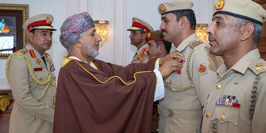 قام معالي نصر بن حمود الكندي أمين عام شؤون البلاط السُّلطاني بتقليدهم الميداليات