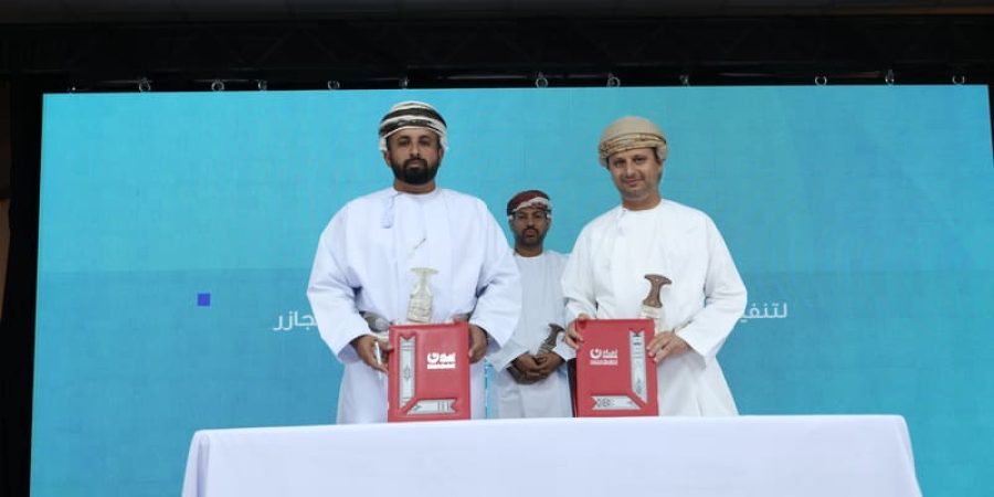 جانب من التوقيع