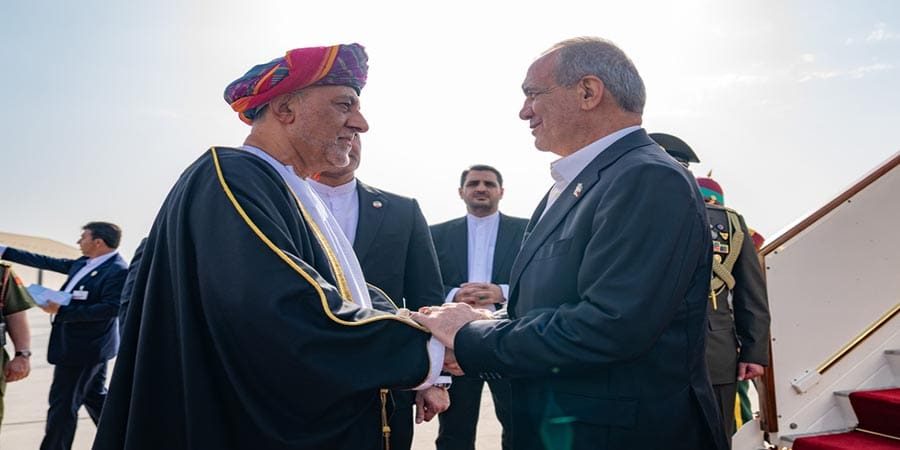 فخامة الرئيس الإيراني يصل البلاد