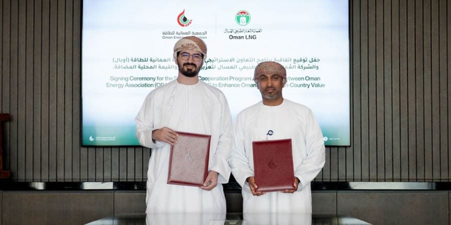 جانب من التوقيع