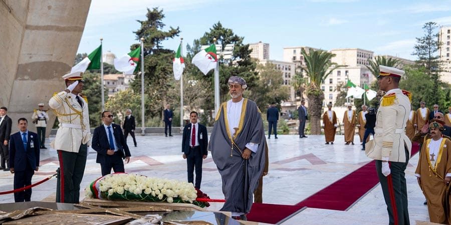 جلالةُ السُّلطان المعظّم يزور مقام الشّهيد والمتحف الوطني للمجاهد