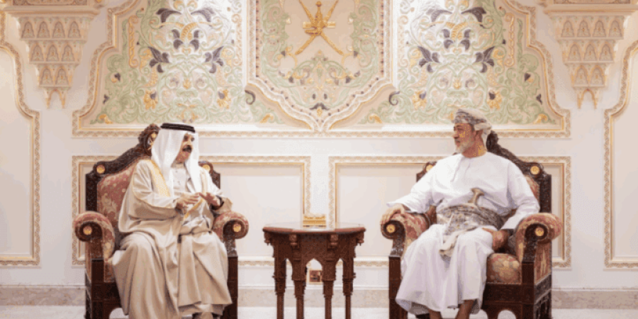 جلالةُ السُّلطان وأخوه ملك البحرين يعقدان لقاءً وديًّا