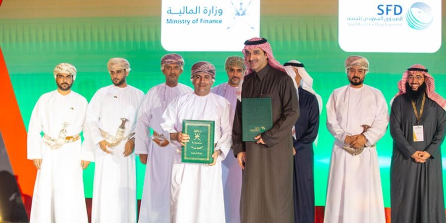 جانب من التوقيع