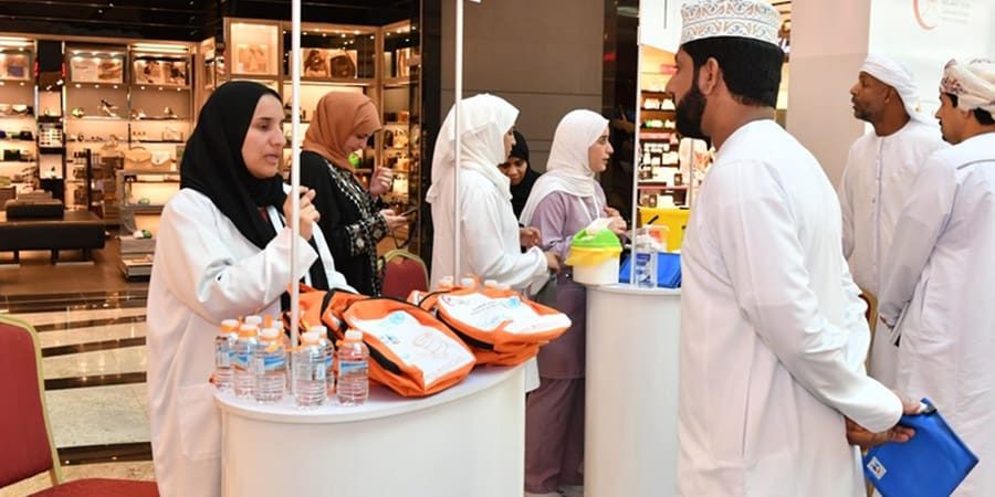 الحملةَ التوعوية الخاصة بالحملة الوطنية لسلامة المرضى، تحت شعار "الدواء دون أضرار - مأمونية الأدوية " بمركز مسقط جراند مول.