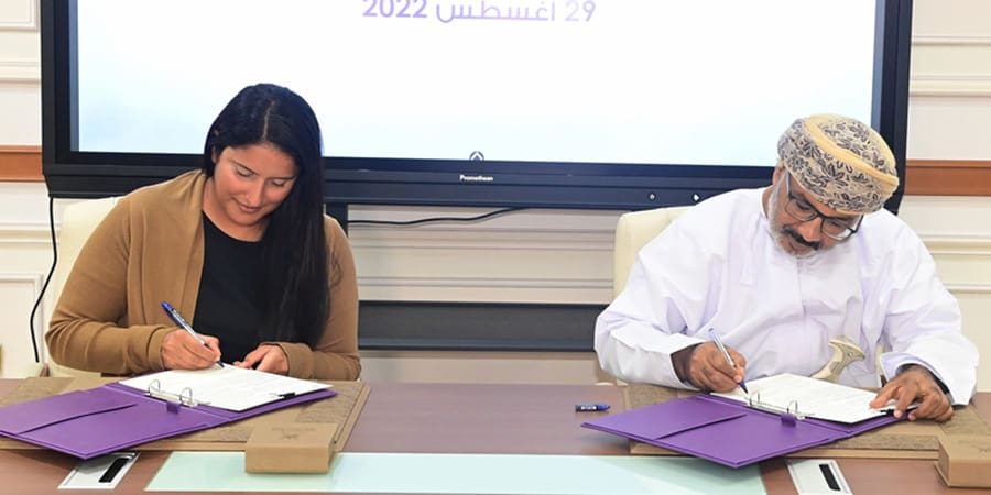 وقّع المذكرة من جانب الوحدة معالي الدكتور خميس بن سيف الجابري رئيس وحدة متابعة تنفيذ رؤية عُمان 2040، فيما وقعها من جانب شركة "أوريدو" نور السليطي الرئيسة التنفيذية للشركة.