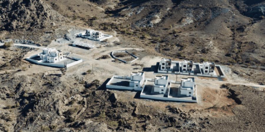 الوحدات السكنية للمواطنين القاطنين بقرية مندع في منطقة جبل شمس بولاية الحمراء