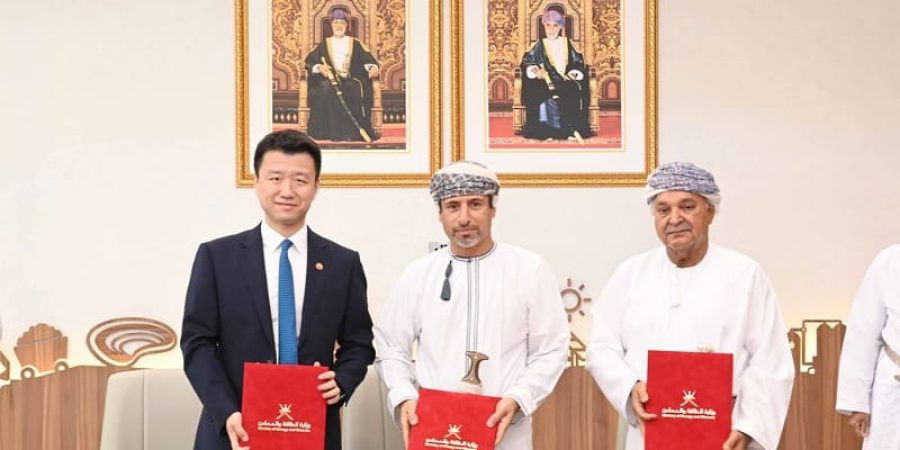 جانب من التوقيع