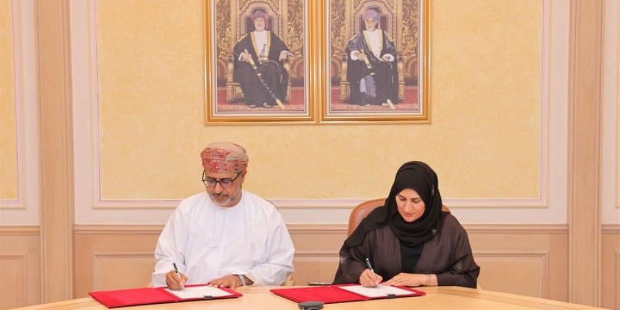 جانب من التوقيع.