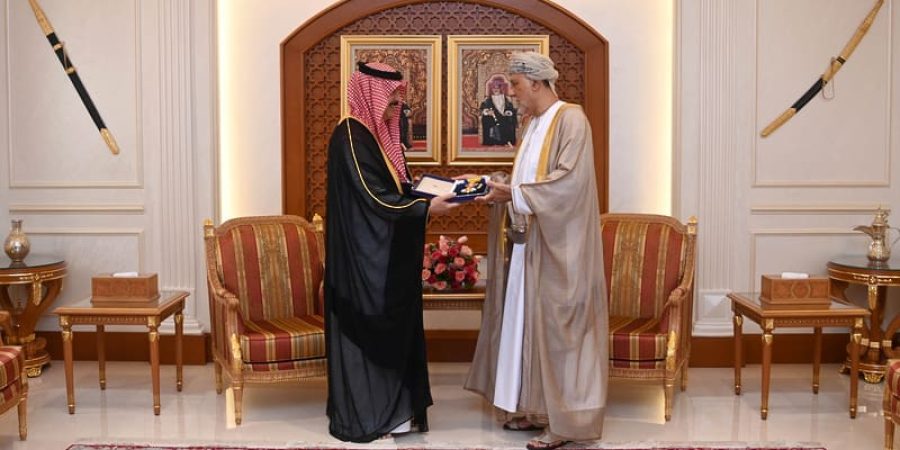 سلطنة عُمان جلالة السُّلطان المعظم يمنح السفير السعودي وسام النعمان