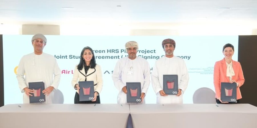 سلطنة عُمان جانب من التوقيع