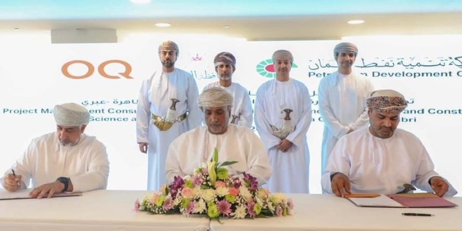 جانب من التوقيع