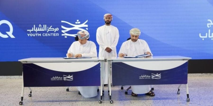 جانب من التوقيع