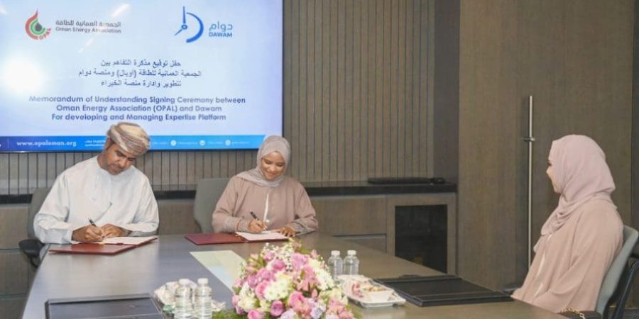 جانب من توقيع اتفاقية لتطوير وإدارة منصة الخبراء