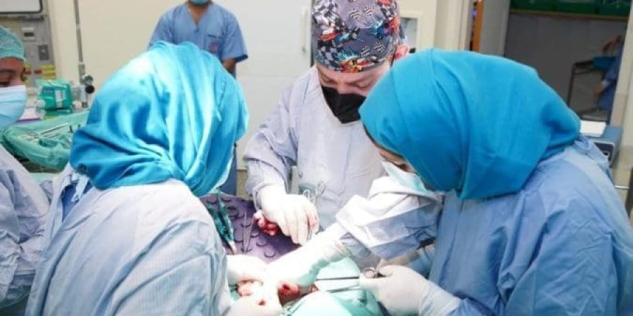 العملية شملت استئصال الغدتين الكظريّتين والقولون.