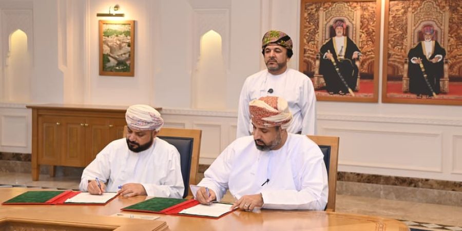 سلطنة عُمان جانب من التوقيع