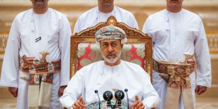 حضرةُ صاحبِ الجلالةِ السُّلطان هيثم بن طارق المعظم حضرةُ صاحبِ الجلالةِ السُّلطان هيثم بن طارق المعظم القائد الأعلى - حفظه الله ورعاه -