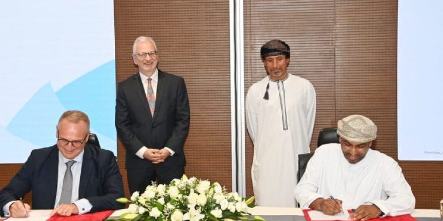 جانب من التوقيع.