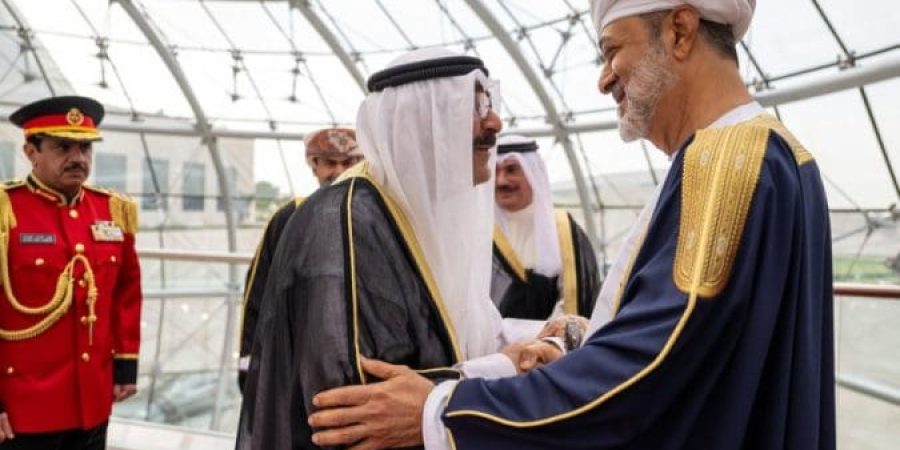 جلالةُ السُّلطان المعظم يصل إلى دولة الكويت