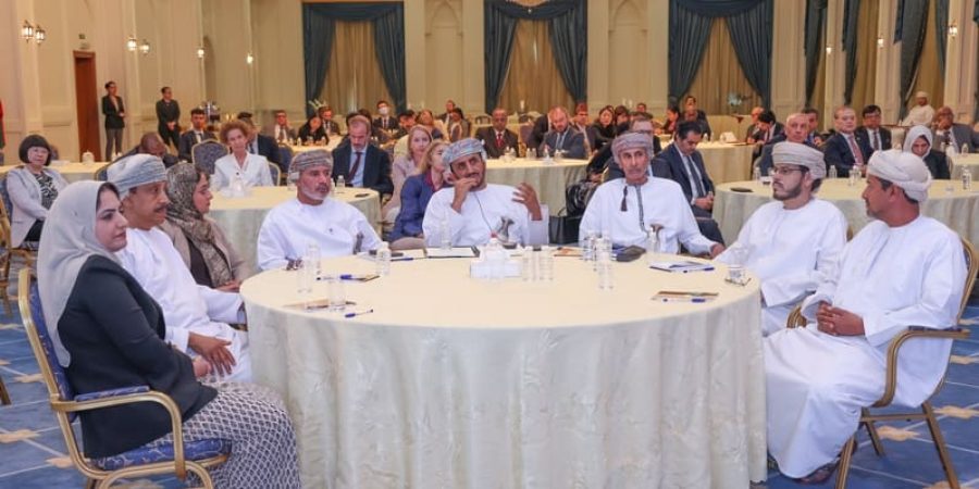 أصحاب السعادة السفراء ورؤساء البعثات الدبلوماسية وممثلي السفارات المعتمدة لدى سلطنة عُمان.