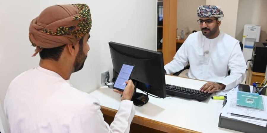 وزارة العمل موظف بوزارة العمل يعمل على تقديم الخدمة لأحد المراجعين