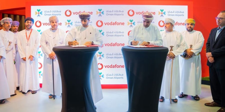 مطارات عُمان جانب من التوقيع